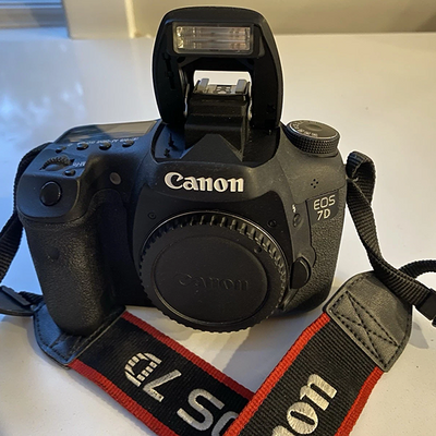 Canon EOS 7D Camera Body DS126251 with strap and LC-E6 charger
